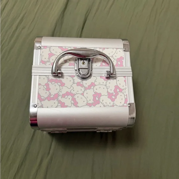 Hello Kitty Travel Make Up Box - Picture 2 of 4